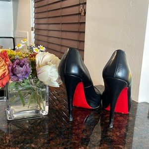 Authentic “Very Prive 100” Christian Louboutin Black Leather Pumps 🖤❤️🖤❤️
